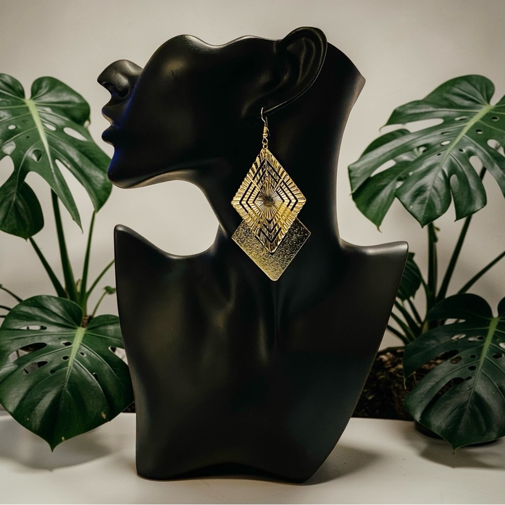 ✨NEW✨ Delicate Diamond Shaped Dangling Drop Goldtone Lightweight Earrings